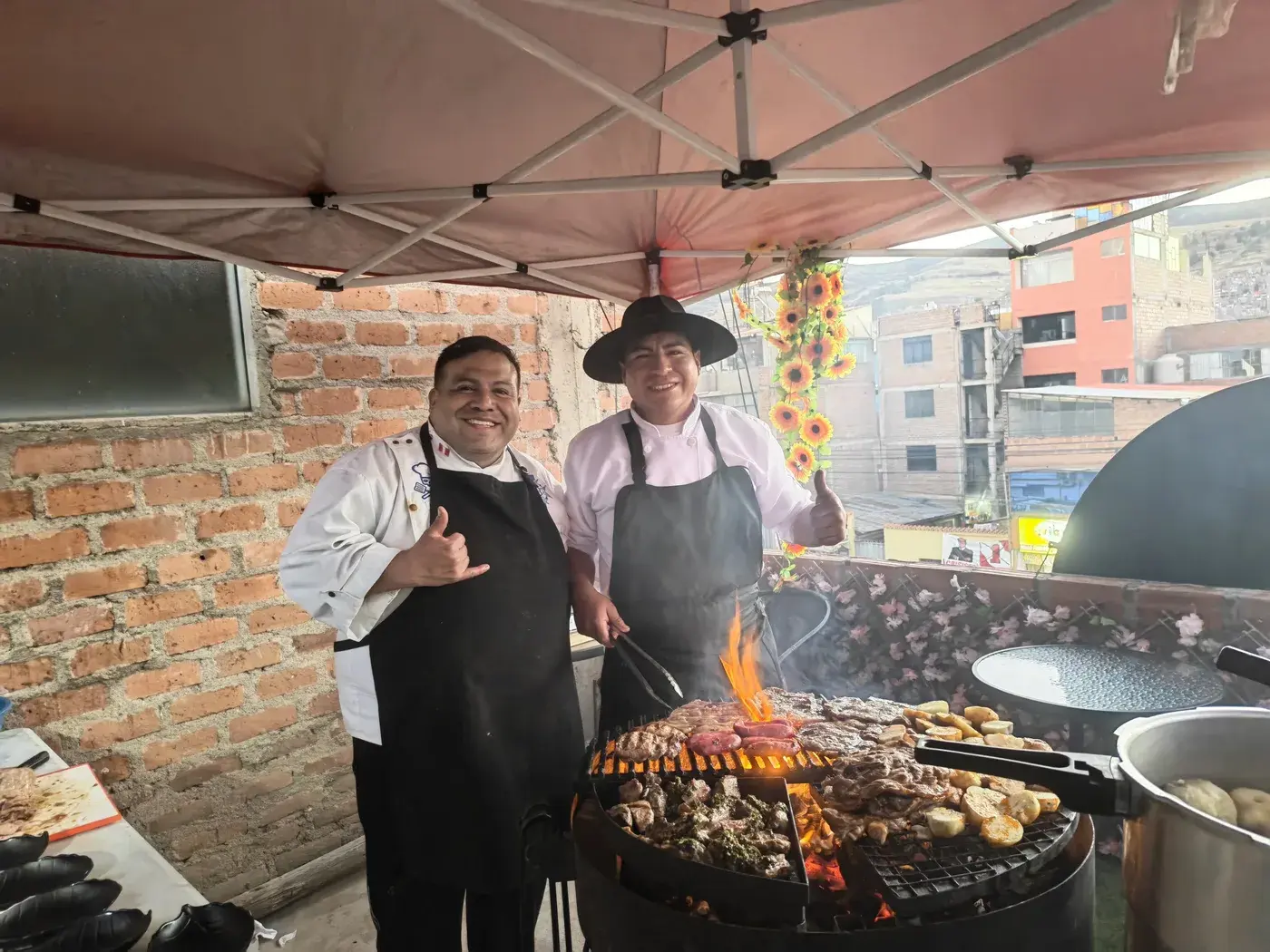 Equipo de cocina de La Calle junto a la parrilla